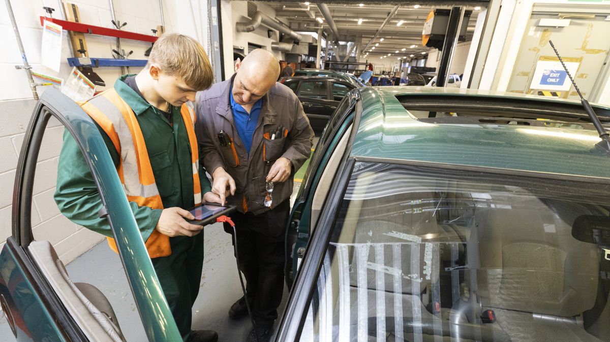 Motor vehicle student and tutor