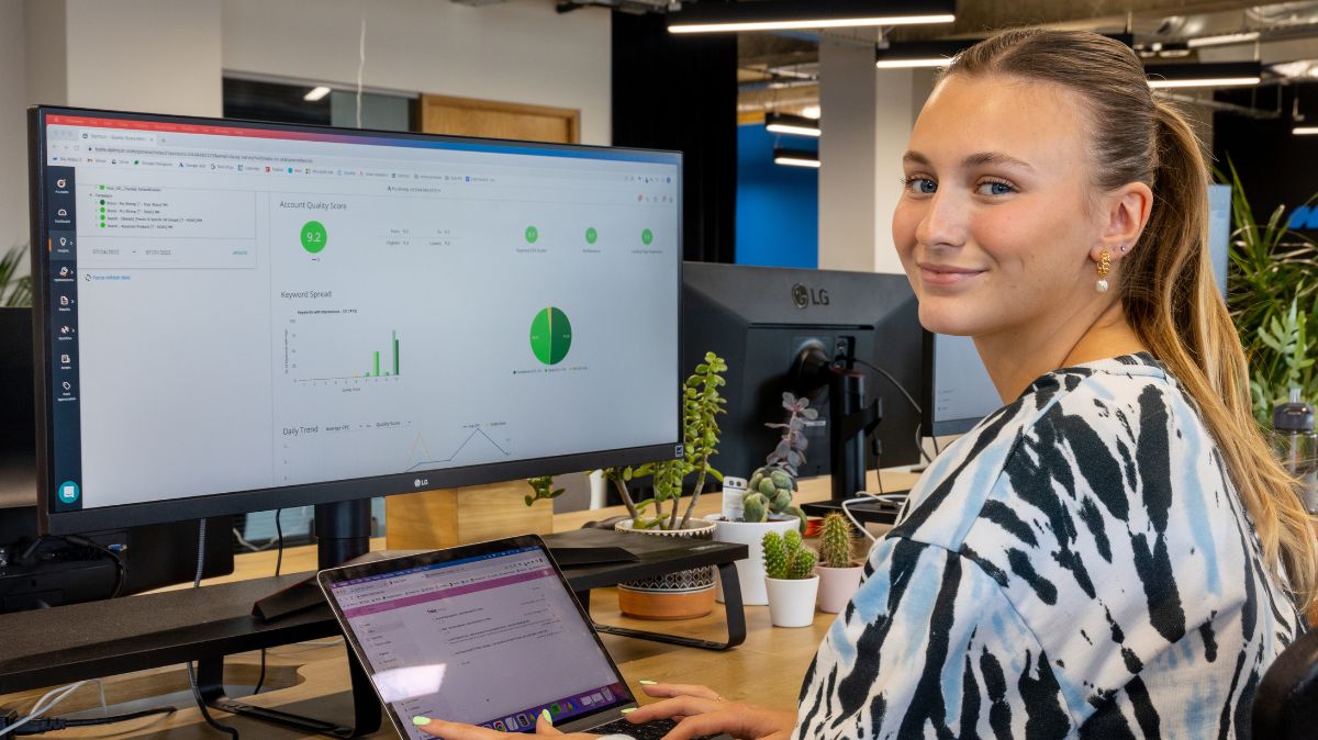 Marketing apprentice at computer