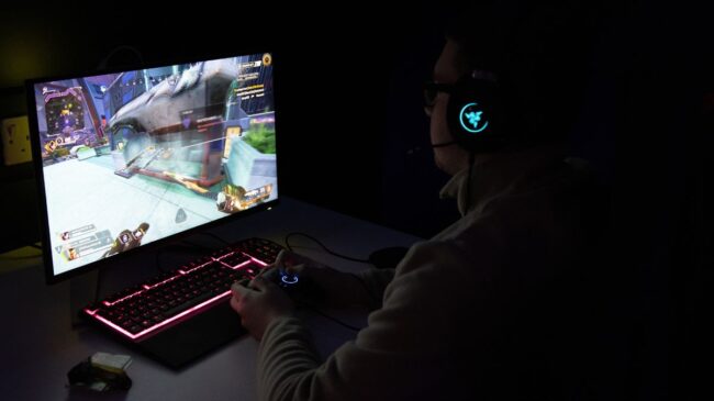 Esports student on pc