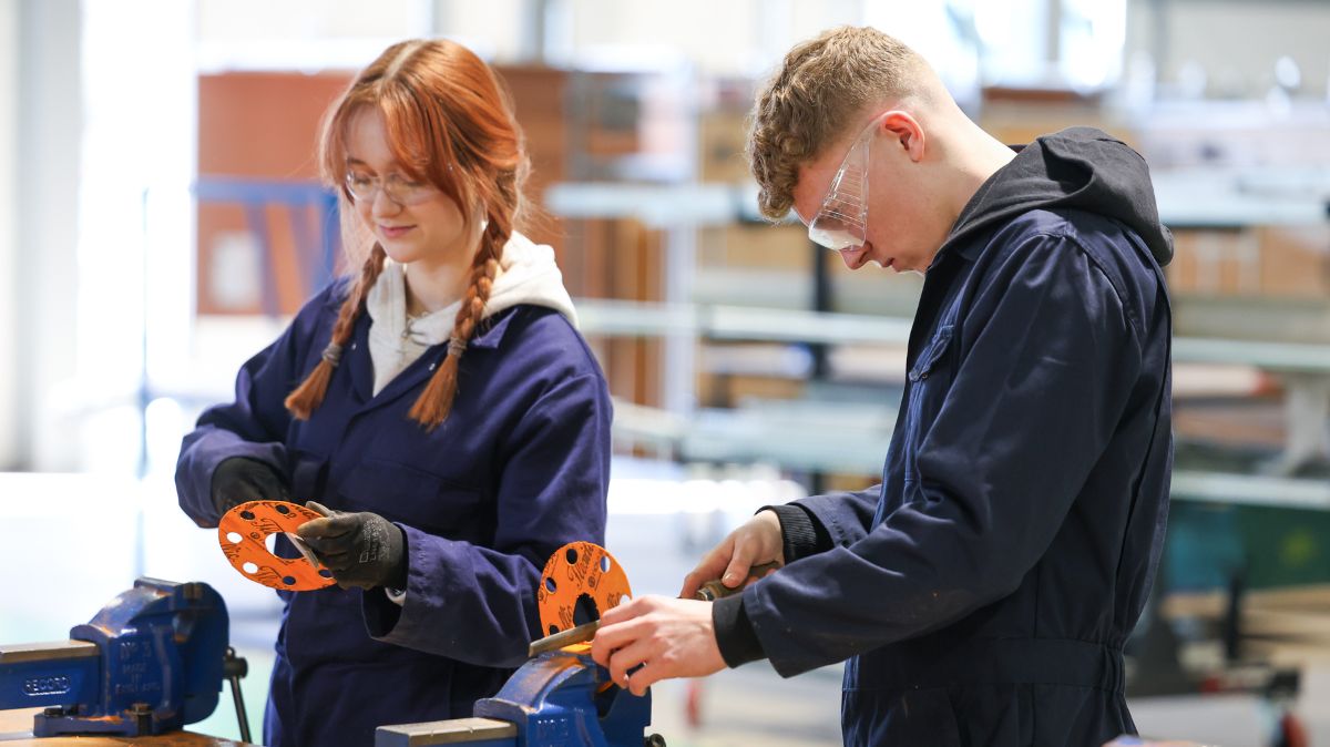 TTE mechanical students in workshop