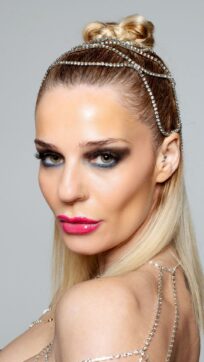 Make up model