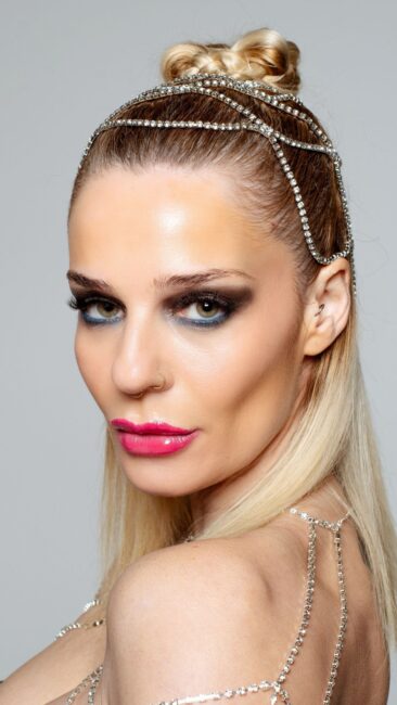 Make up model