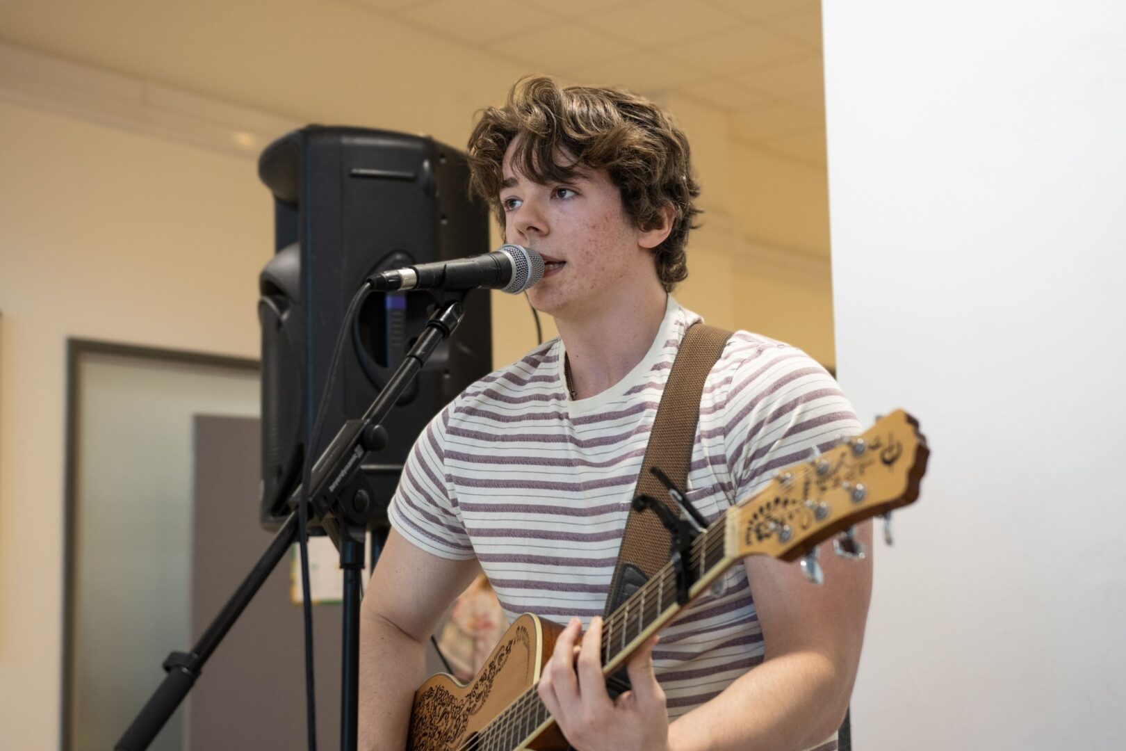 Harry Hallet Performs