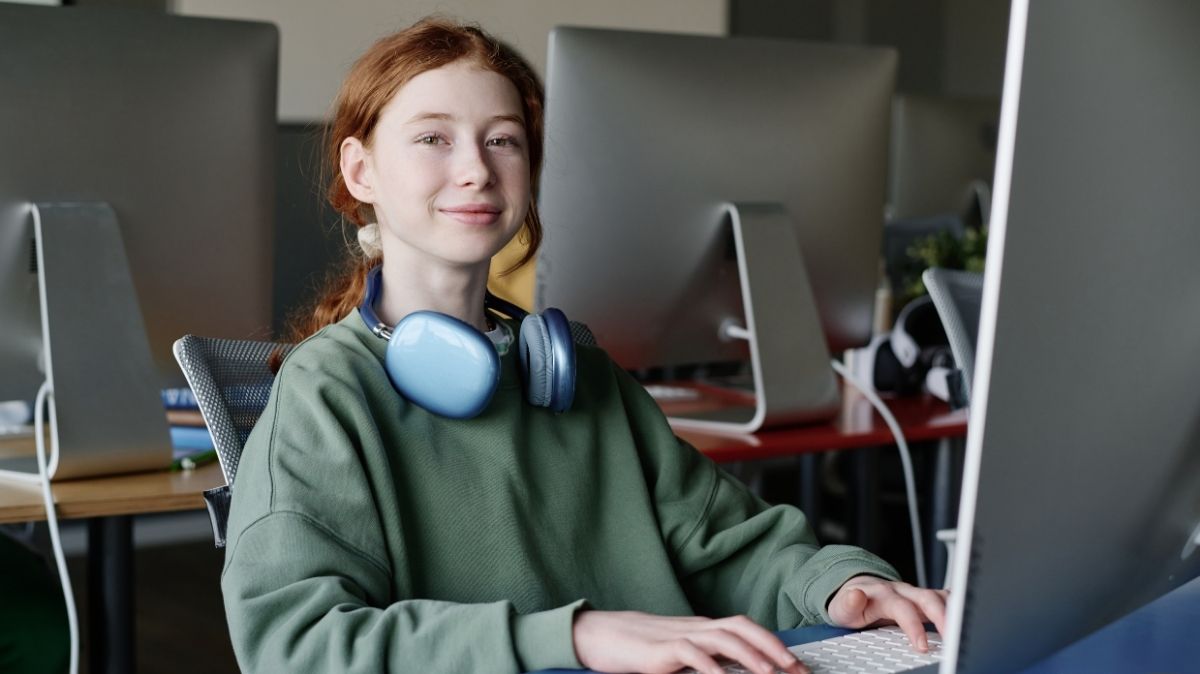 Apprentice on computer