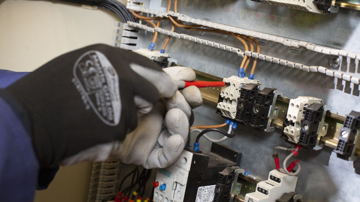 Electrical engineer hands