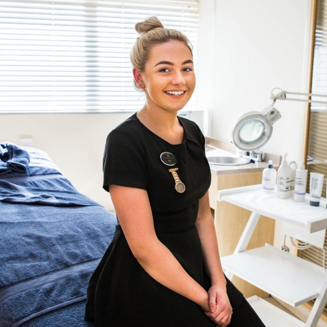 Beauty therapy apprentice in salon